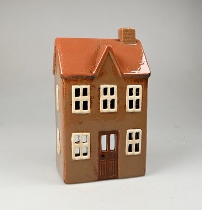 Bild av dekorativ ljuslykta i form av ett litet hus