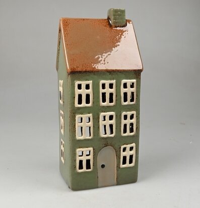 Bild av förtjusande ljuslykta utformad som ett hus