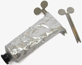 Foto av stilrent och praktiskt verktyg för tubanvändning