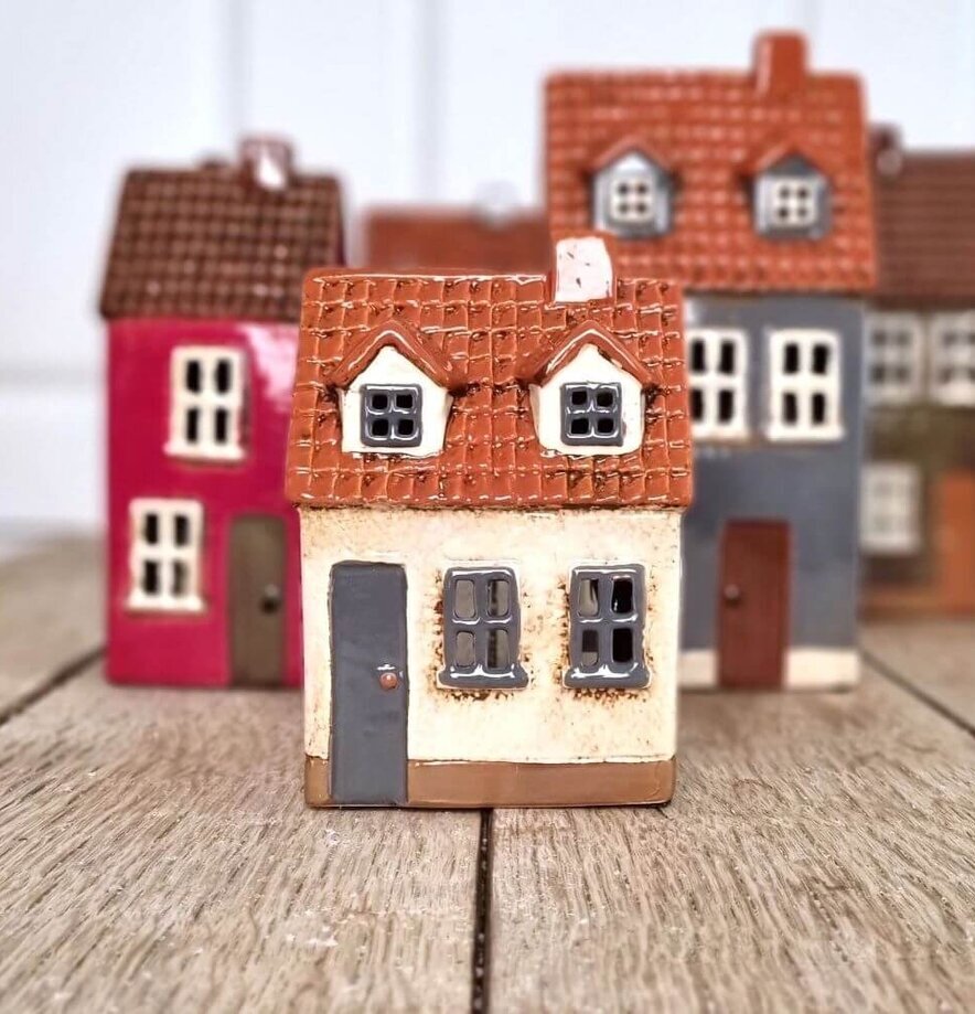 Ljuslykta Hus Beige från Det Gamle Apotek på träbord