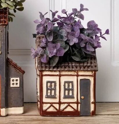 Vas Keramik Hus Creme från Det Gamle Apotek på träyta