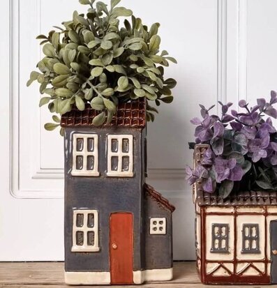 Bild av charmiga keramikhus med färgglada detaljer