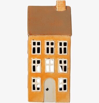 Bild av charmig ljuslykta i form av ett miniatyrhus