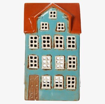 Bild av ljuslykta som föreställer ett charmigt hus