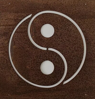 Bild av dekorativ skylt med yin och yang-symbol
