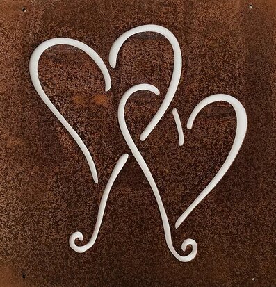 Bild av dekorativ skylt med hjärtan och armeringsnät