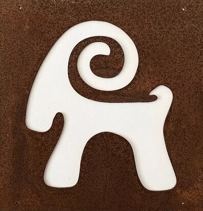 Bild av dekorativ skyltbock i rustik armeringsnät