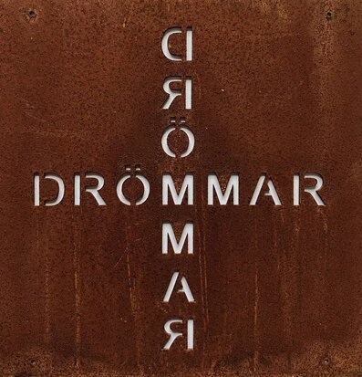 Bild av rustik skylt med ordet DRÖMMAR utskuret