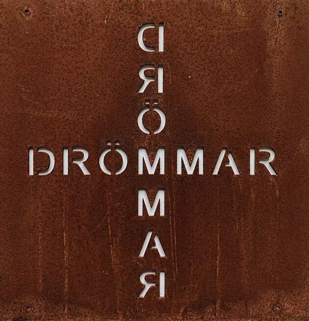 Bild av rustik skylt med ordet DRÖMMAR utskuret