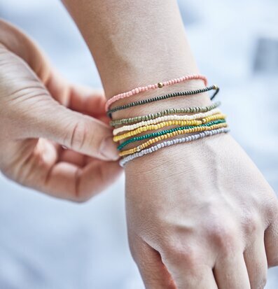 Bild av stilfulla armband i glaspärlor och färgtoner