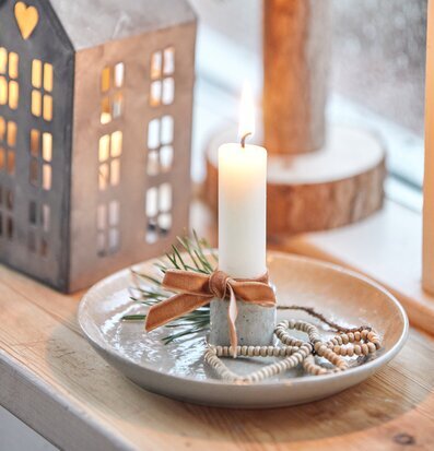 Bild av stämningsfull inomhusmiljö med ljus och dekoration