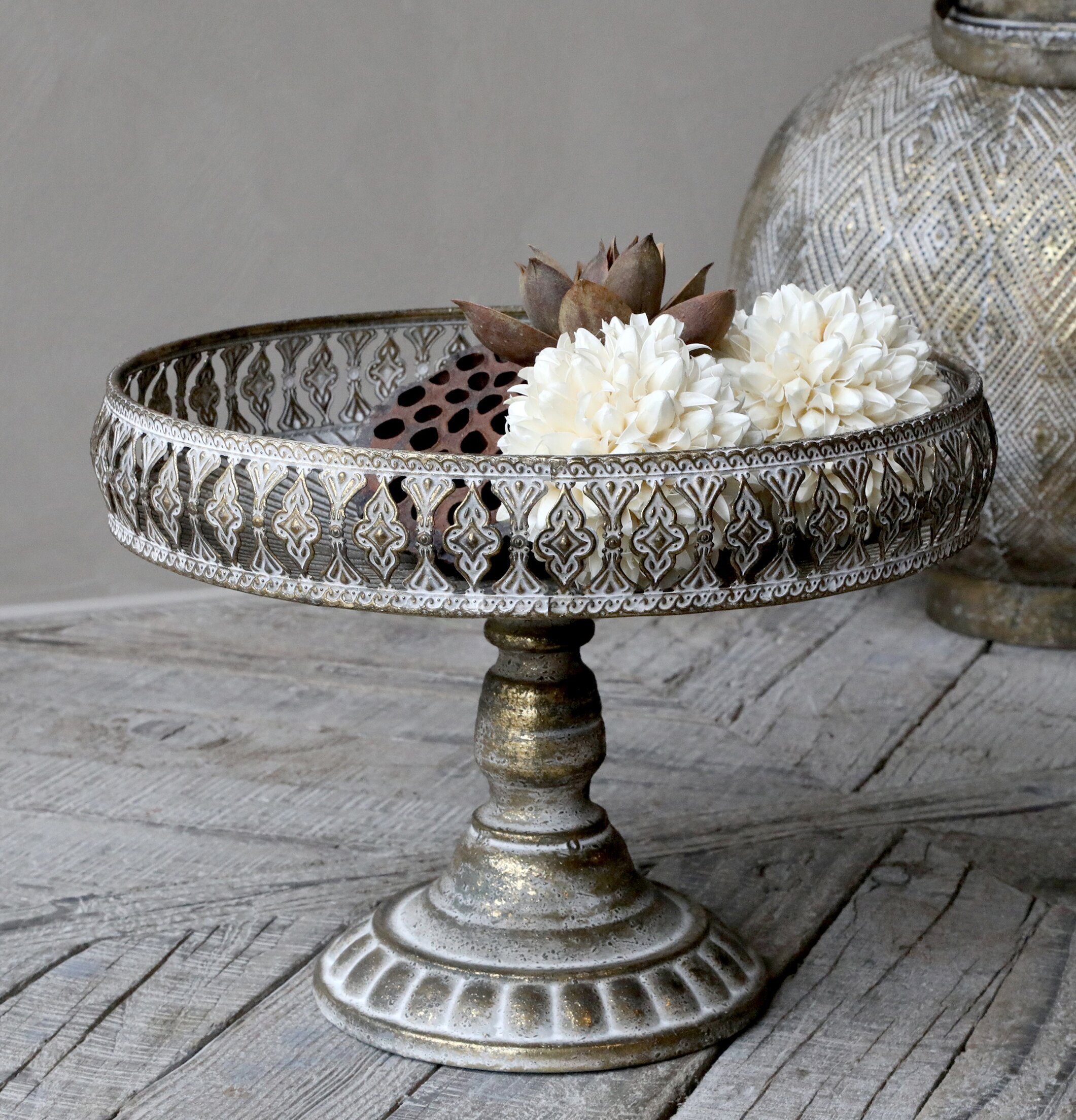 Bild av elegant dekorerat fat på rustikt träbord