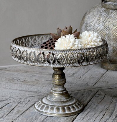 Bild av elegant dekorerat fat på rustikt träbord