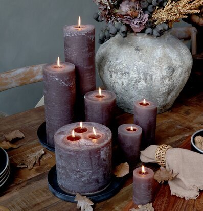 Bild av rustik harmoni med ljus och dekorativa inslag