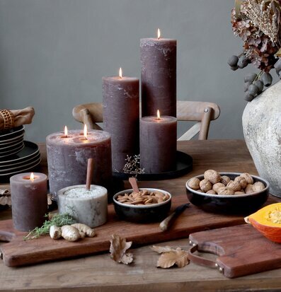 Bild av harmoniskt bordsarrangemang med hösttema