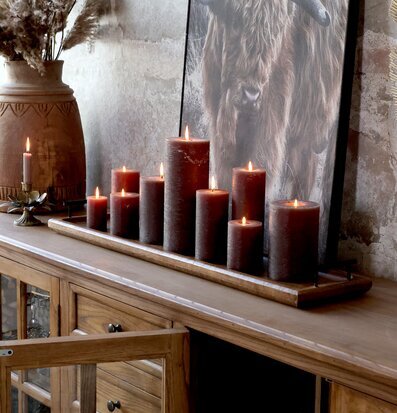 Bild av elegant och rustik inredning med ljus och vas