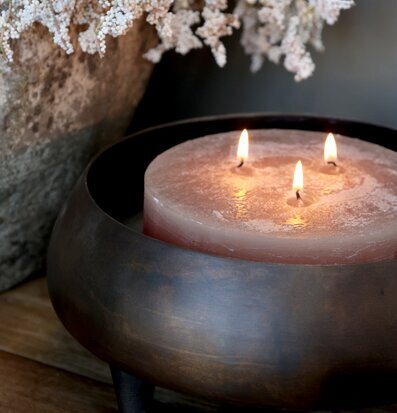 Bild av rustikt blockljus i harmonisk inredning