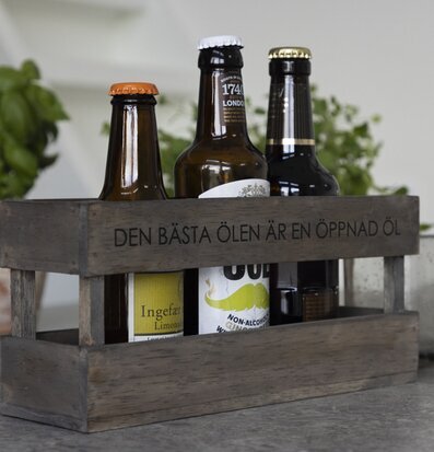Bild av trälåda med ölflaskor och hemtrevlig miljö