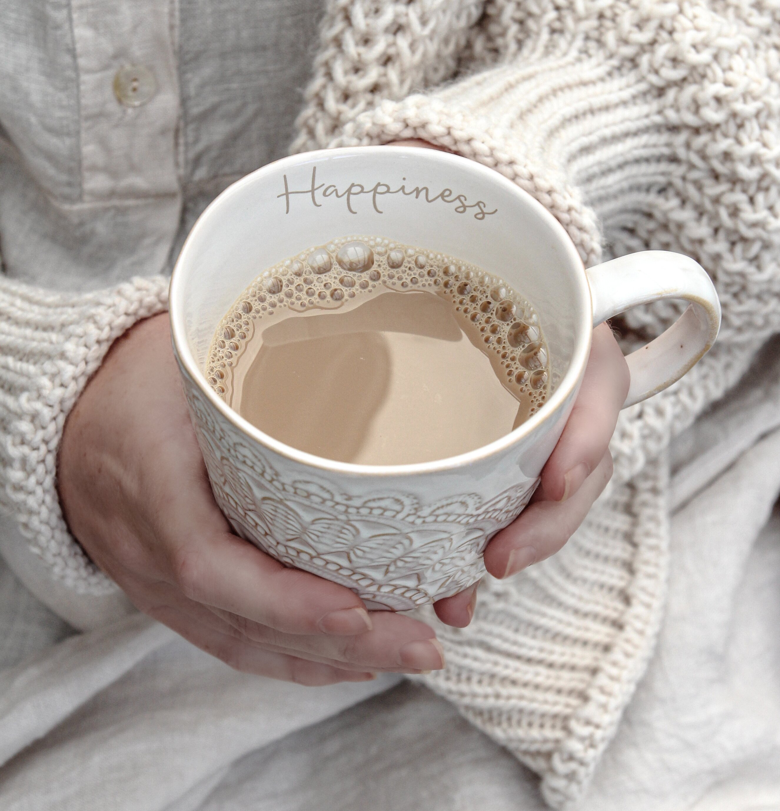 Mugg Med Handtag Happiness Vit från Majas Cottage i hand