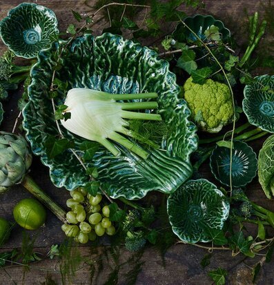 Bild av rustikt arrangemang med grönskande detaljer