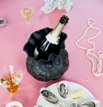 Bild av elegant middag med vinkylare och ostron