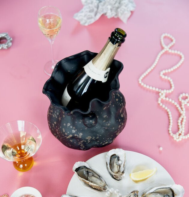 Vinkylare/Vas Crescendo från By ON på ett elegant bord