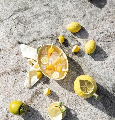 Bild av stilfullt arrangemang med kanna och citroner