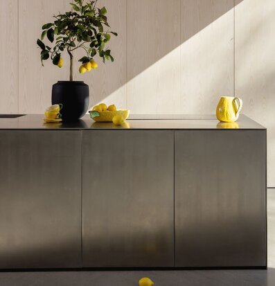 Bild av stilren inomhusmiljö med citroner och kanna