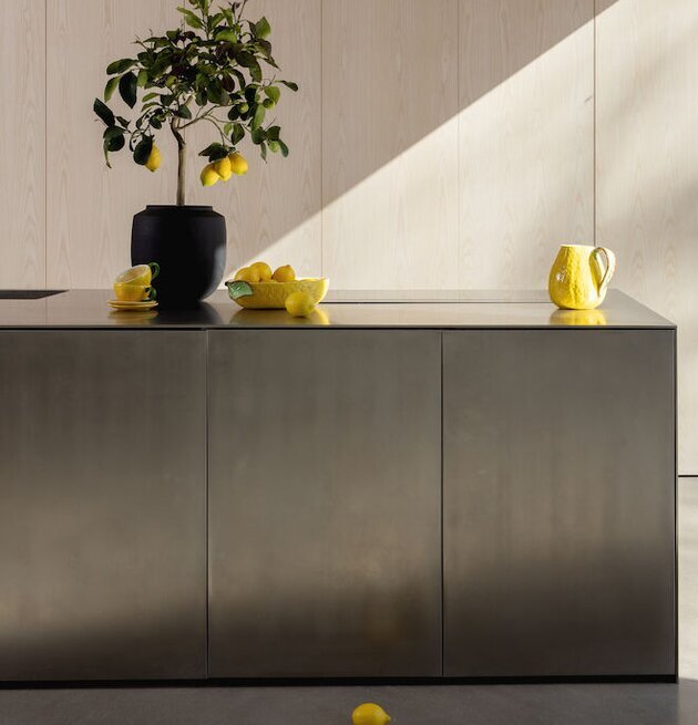 Kanna Lemon från By ON på rostfri köksö med citroner