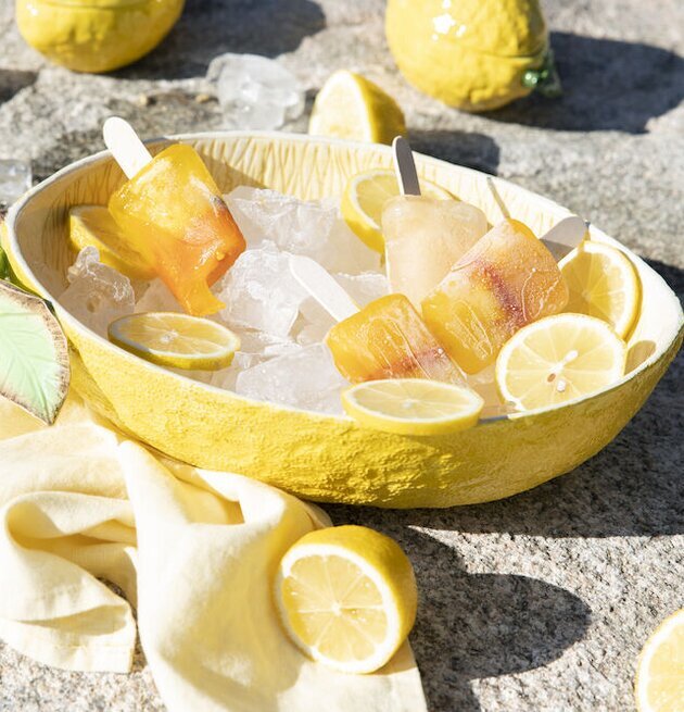 Skål Lemon Large från By ON fylld med is och apelsinglass