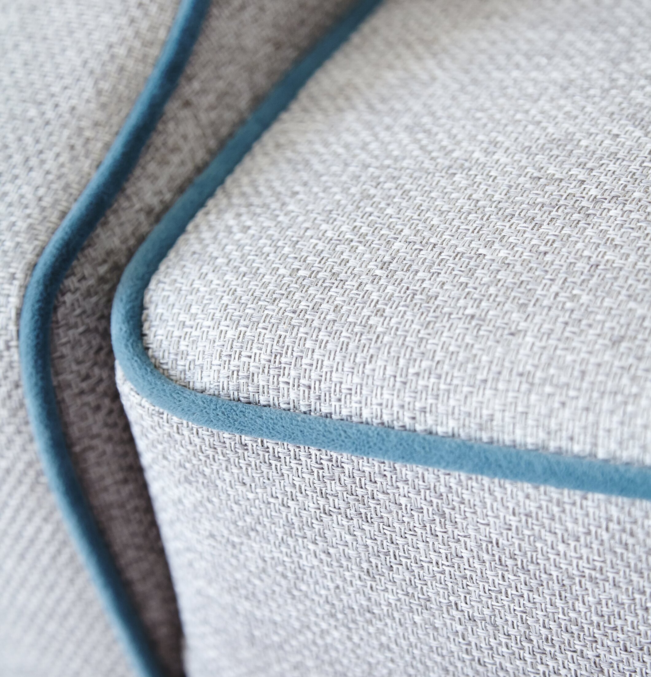 Bild av modern soffa med grå och petrolblå detaljer