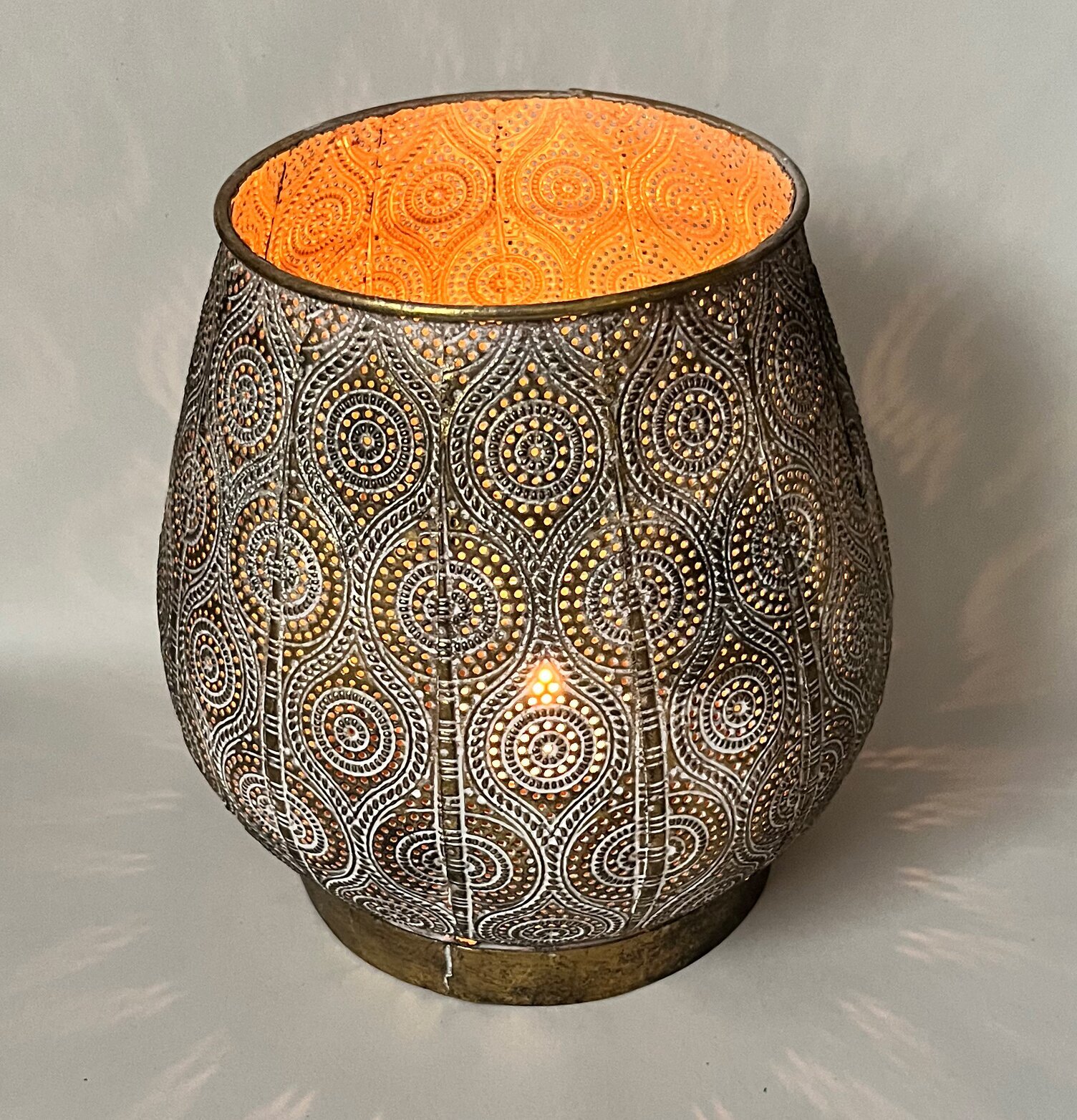 Ljuslykta Metall från Multi Agentur med intrikat design