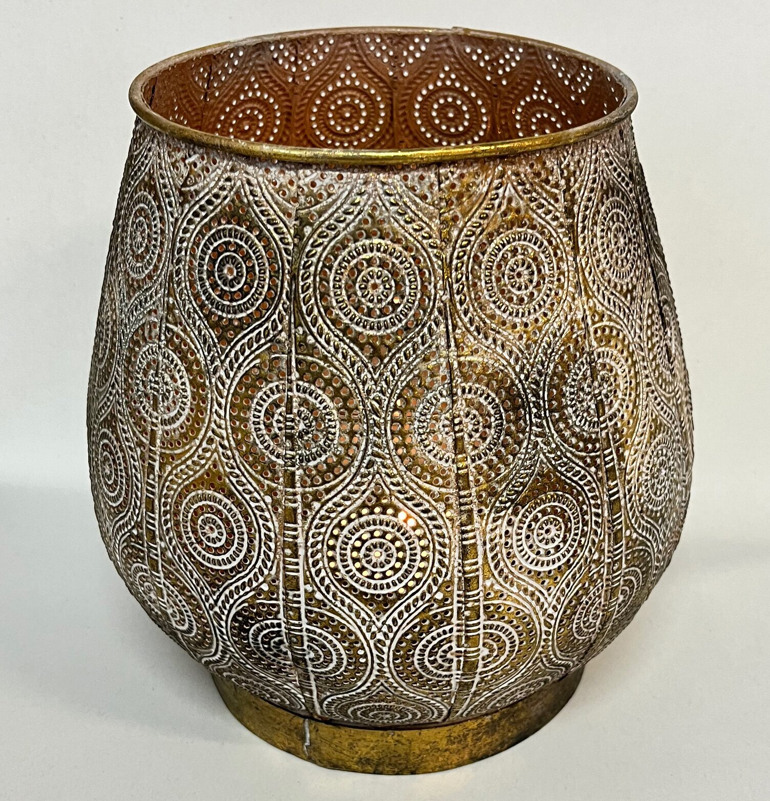 Bild av en vacker ljuslykta med intrikat design