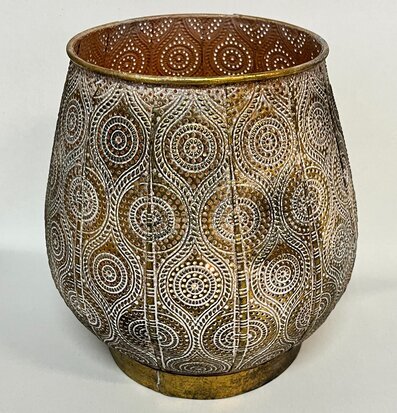 Bild av en vacker ljuslykta med intrikat design