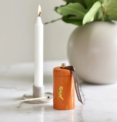 Bild av nordisk enkelhet med tändsticksrör och ljus