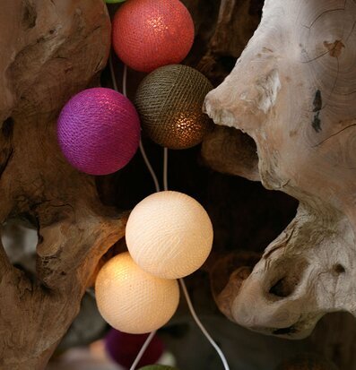 Bild av färgglada ljusbollar i harmonisk ljusslinga