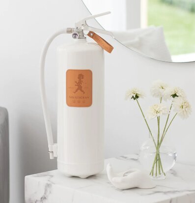 Bild av brandsläckare i modern och stilren inredning