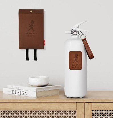 Foto av elegant brandfilt och brandsläckare i hemmet
