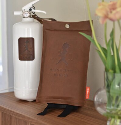 Bild av stilfull brandfilt och brandsläckare hemma