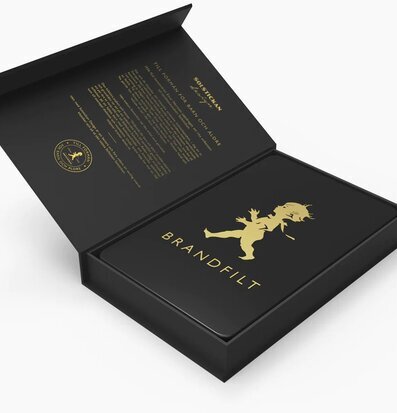 Bild av elegant brandfilt i svart och guld design