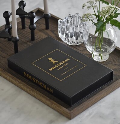 Bild av stilfullt arrangerad interiöryta med detaljer