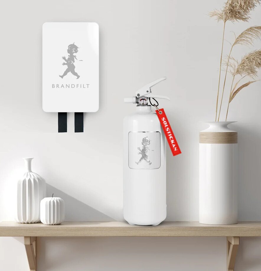 Brandfilt Vit Tablebook från Solstickan på trähylla