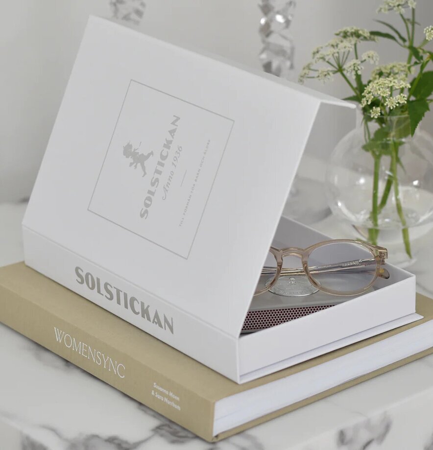 Brandfilt Vit Tablebook från Solstickan på marmorerad yta