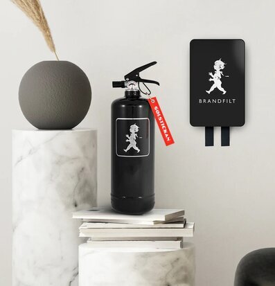 Bild av stilren brandsläckare och brandfilt i svart