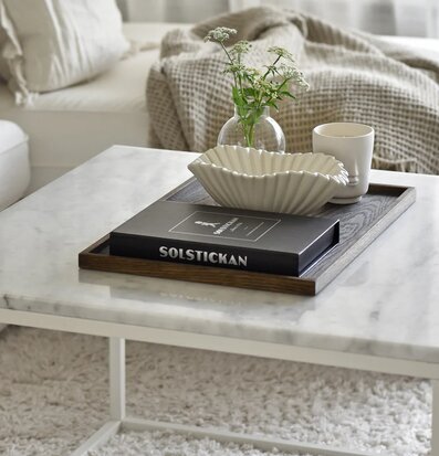 Bild av stilfullt marmorbord i modern heminredning