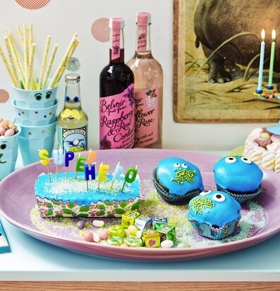 Bild av festligt bord med färgglad kaka och dekorationer