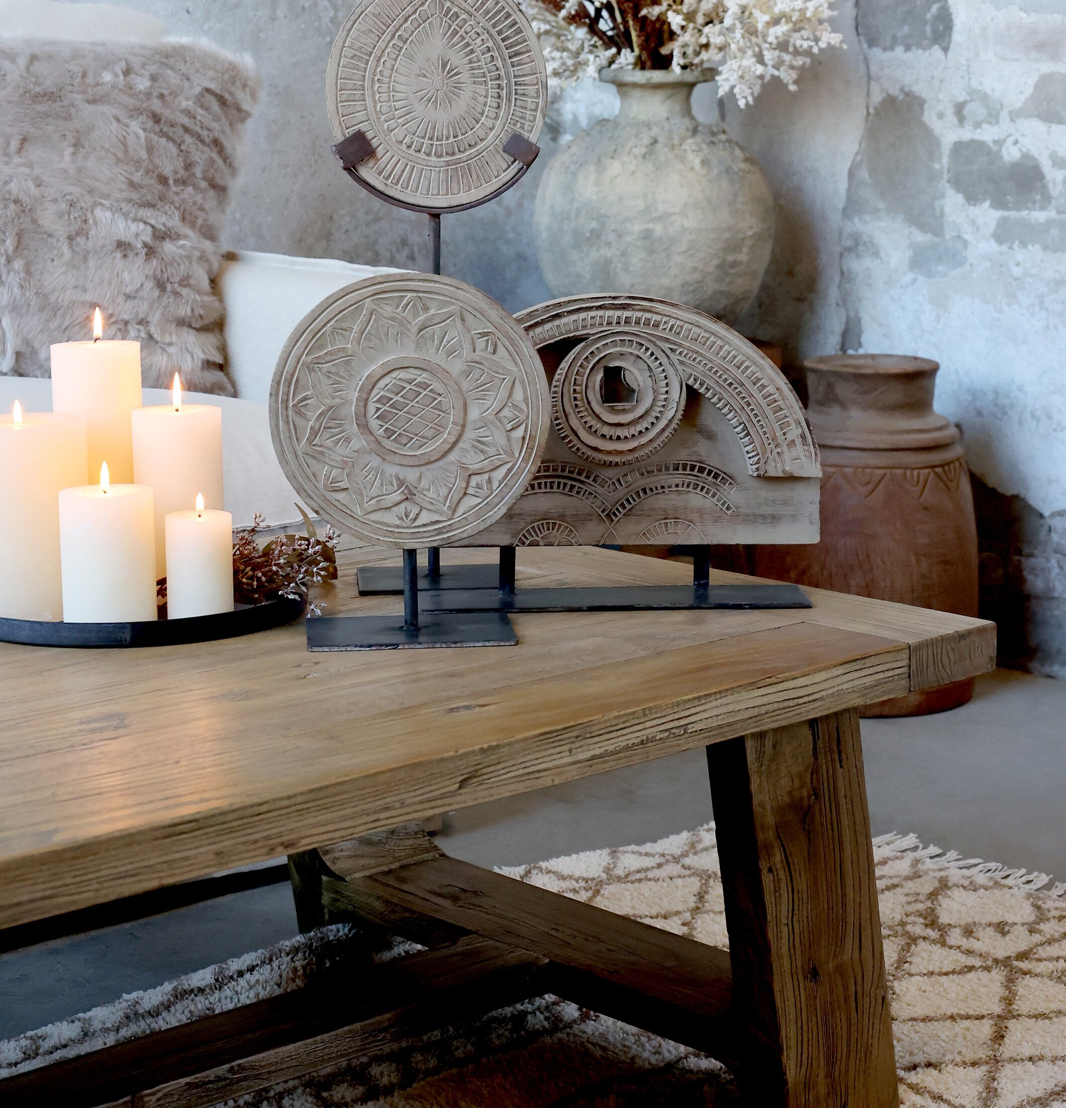 Bild av stilfull inredning med rustikt soffbord