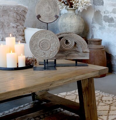 Bild av stilfull inredning med rustikt soffbord