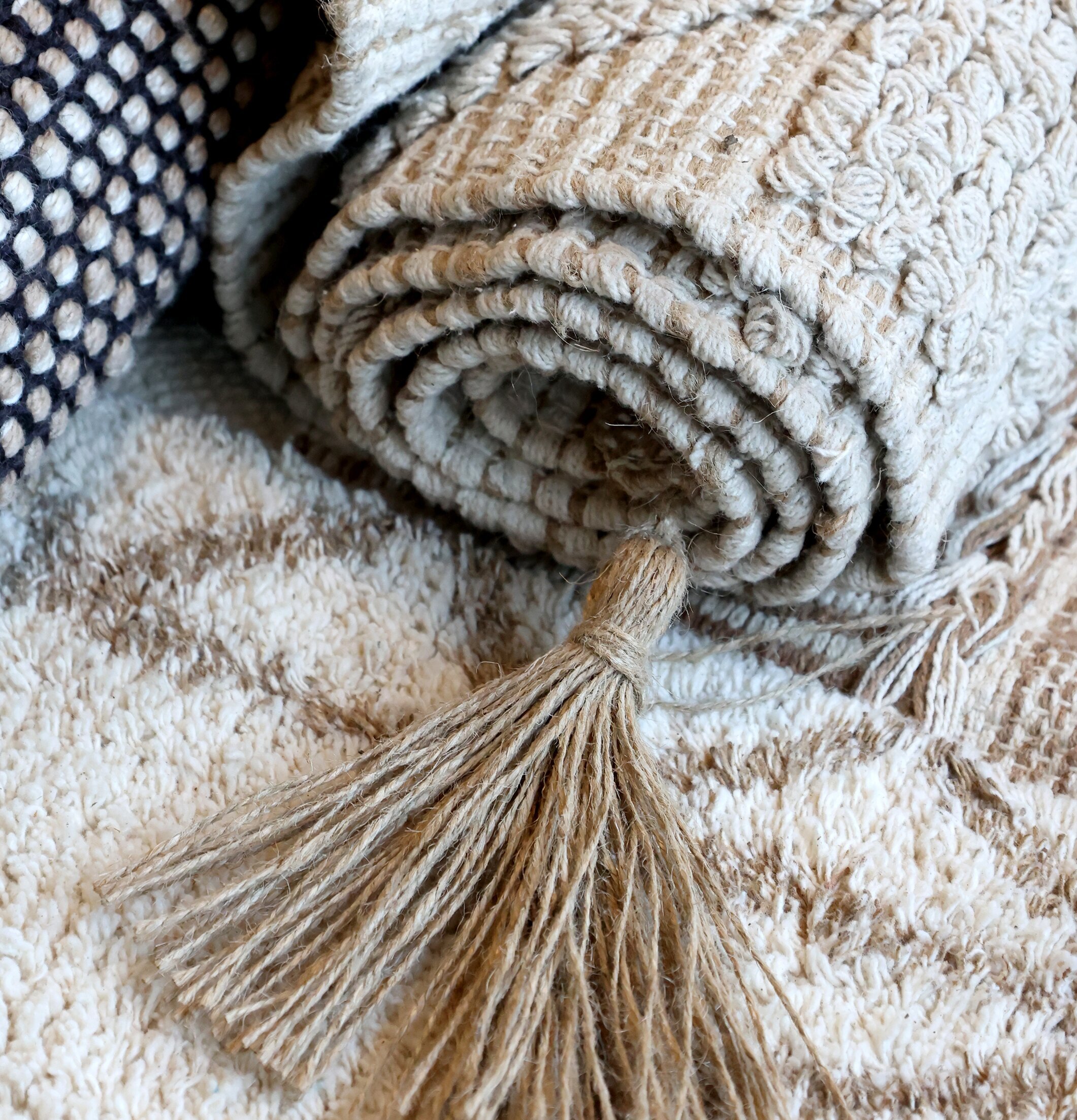 Golvmatta Med Tofsar från Chic Antique i beige med tofsar