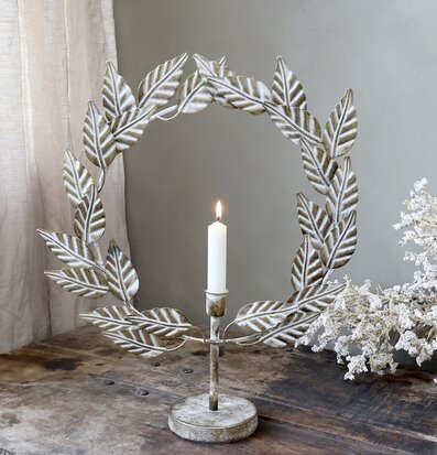 Bild av antik ljusstake på rustikt träbord